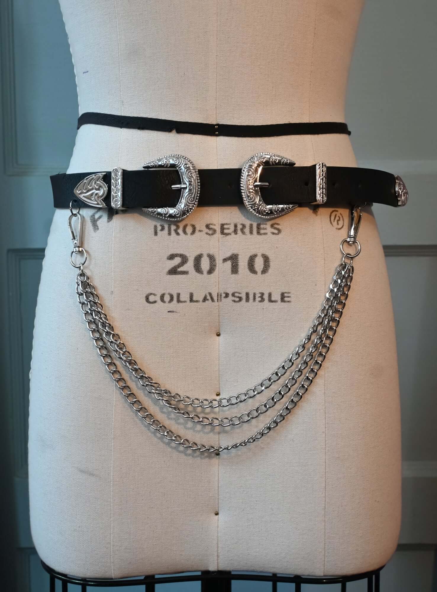 Black Western-style faux leather belt with Silver chains display picture 3