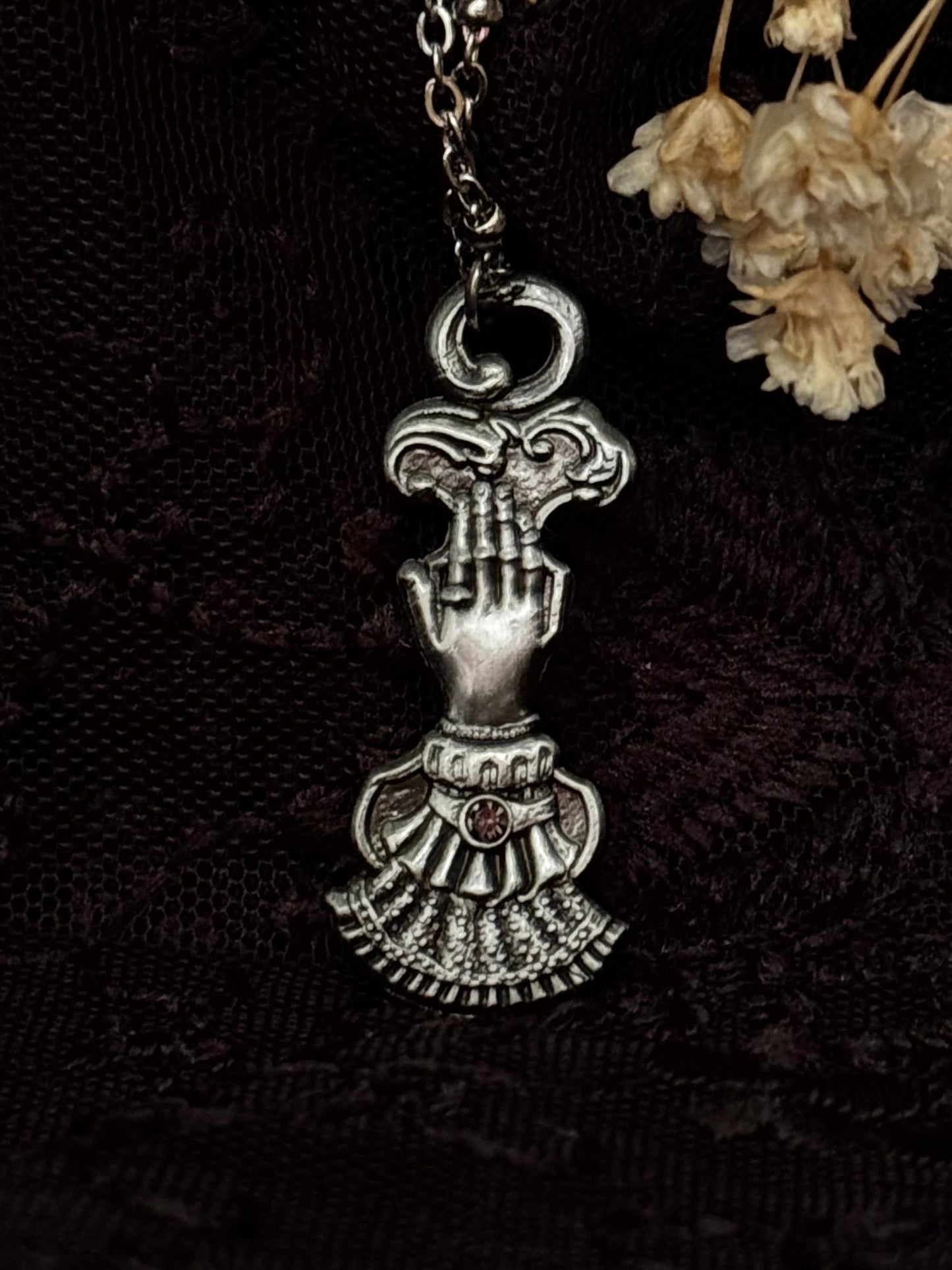 The Medium necklace by Seance